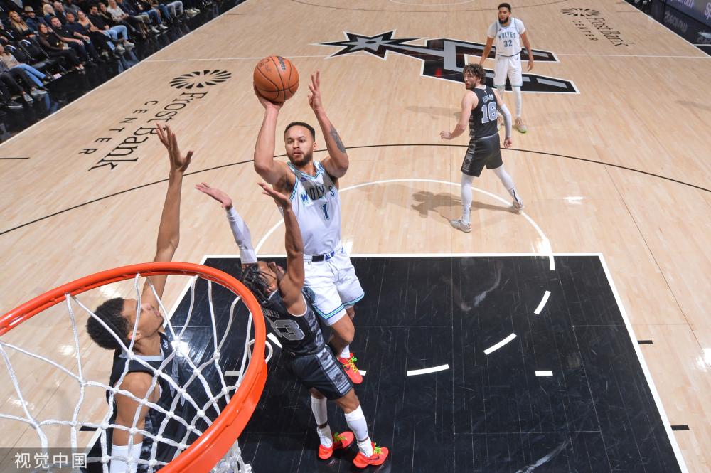 随着全球足 随着全球足